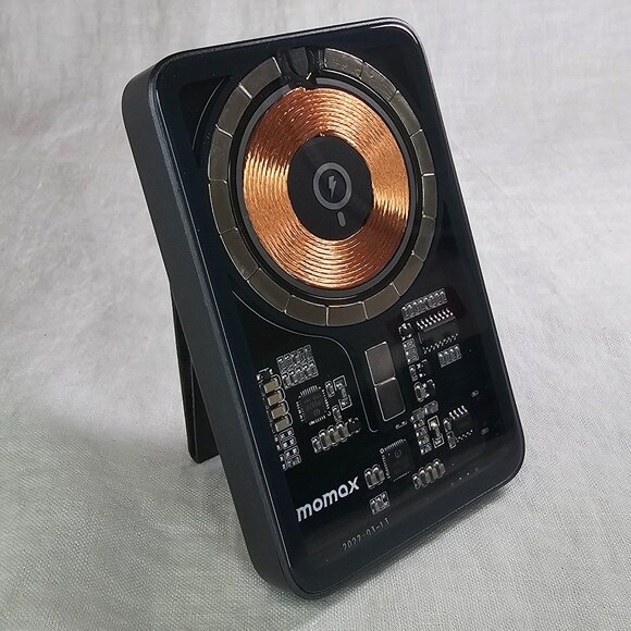 Momax Q.Mag Power 8 5000 mAh Magnetic Power Bank Portable Wireless USB-C Charger - Picture 1 of 9